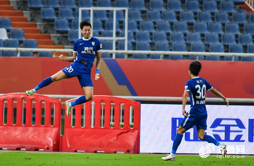 包含乒乓球巡回赛上演强强对话,皖南霹雳队大胜庐州天虎队,战术调整见效;禁区内连续解围的词条 包含乒乓球巡回赛上演强强对话,皖南霹雳队大胜庐州天虎队,战术调整见效;禁区内连续解围的词条